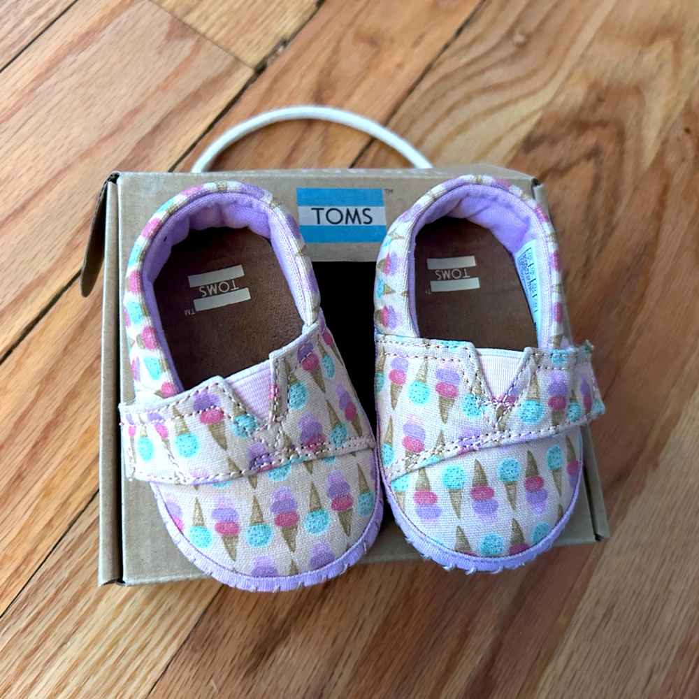Adorable baby shoes! Like new condition.